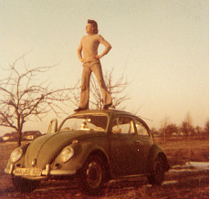 Werner auf dem Dack seines VW-Käfers